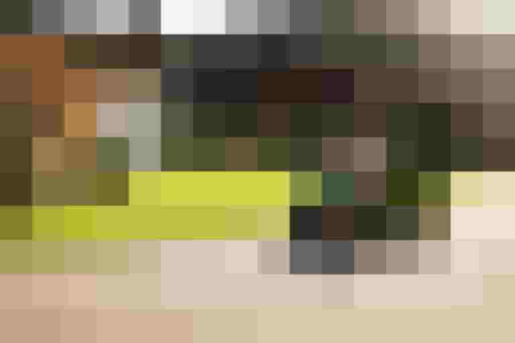 Kinder fahren mit einem Spielzeugtraktor auf dem Bauernhof Thomanhof in Saalfelden.