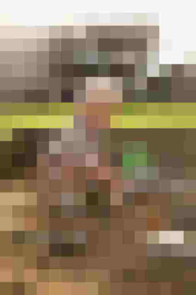 Kleinkind spielt im Sandkasten mit Spielzeug am Thomanhof in Saalfelden.