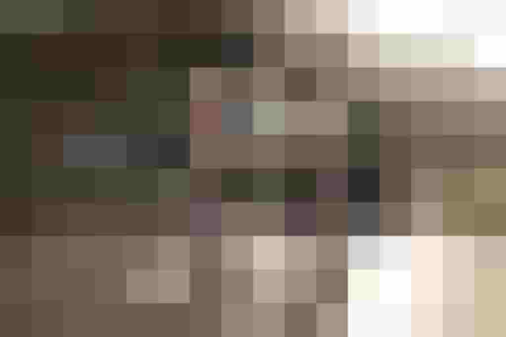 Zwei Kinder springen fröhlich auf einem Trampolin am Thomanhof in Saalfelden.